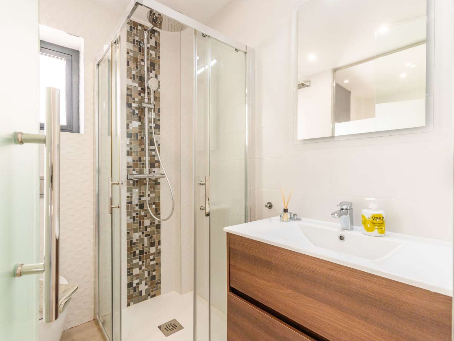 VILLA MODERNA CON PISCINA REFORMADA, 3 DORMITORIOS Y 3 BAÑOS EN ROJALES