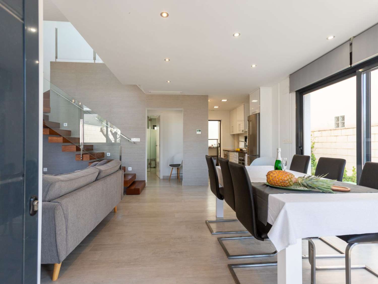 VILLA MODERNA CON PISCINA REFORMADA, 3 DORMITORIOS Y 3 BAÑOS EN ROJALES
