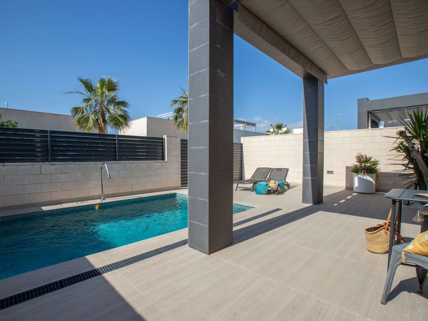 VILLA MODERNA CON PISCINA REFORMADA, 3 DORMITORIOS Y 3 BAÑOS EN ROJALES