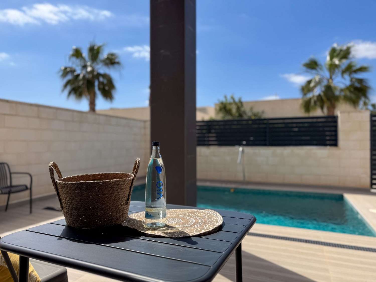 VILLA MODERNA CON PISCINA REFORMADA, 3 DORMITORIOS Y 3 BAÑOS EN ROJALES