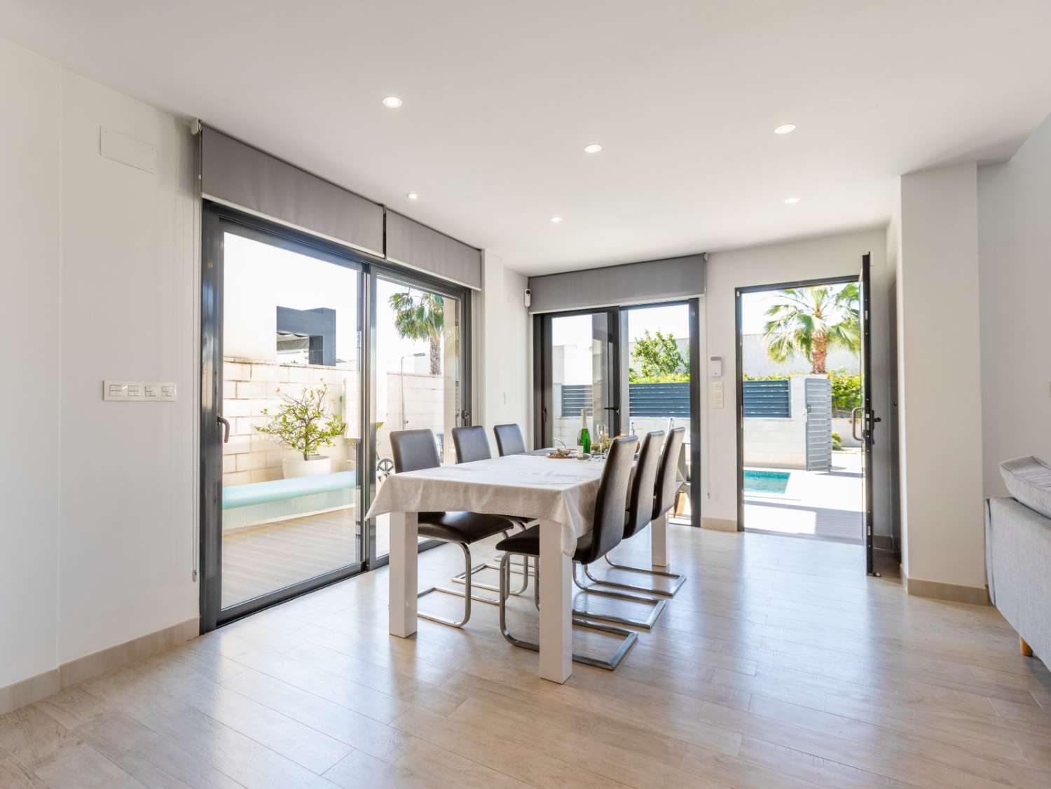 VILLA MODERNA CON PISCINA REFORMADA, 3 DORMITORIOS Y 3 BAÑOS EN ROJALES