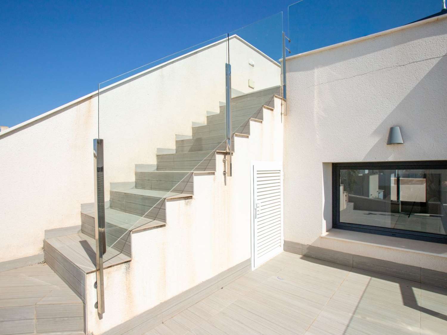 VILLA MODERNA CON PISCINA REFORMADA, 3 DORMITORIOS Y 3 BAÑOS EN ROJALES
