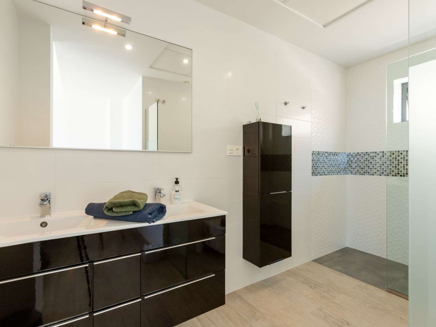 VILLA MODERNA CON PISCINA REFORMADA, 3 DORMITORIOS Y 3 BAÑOS EN ROJALES