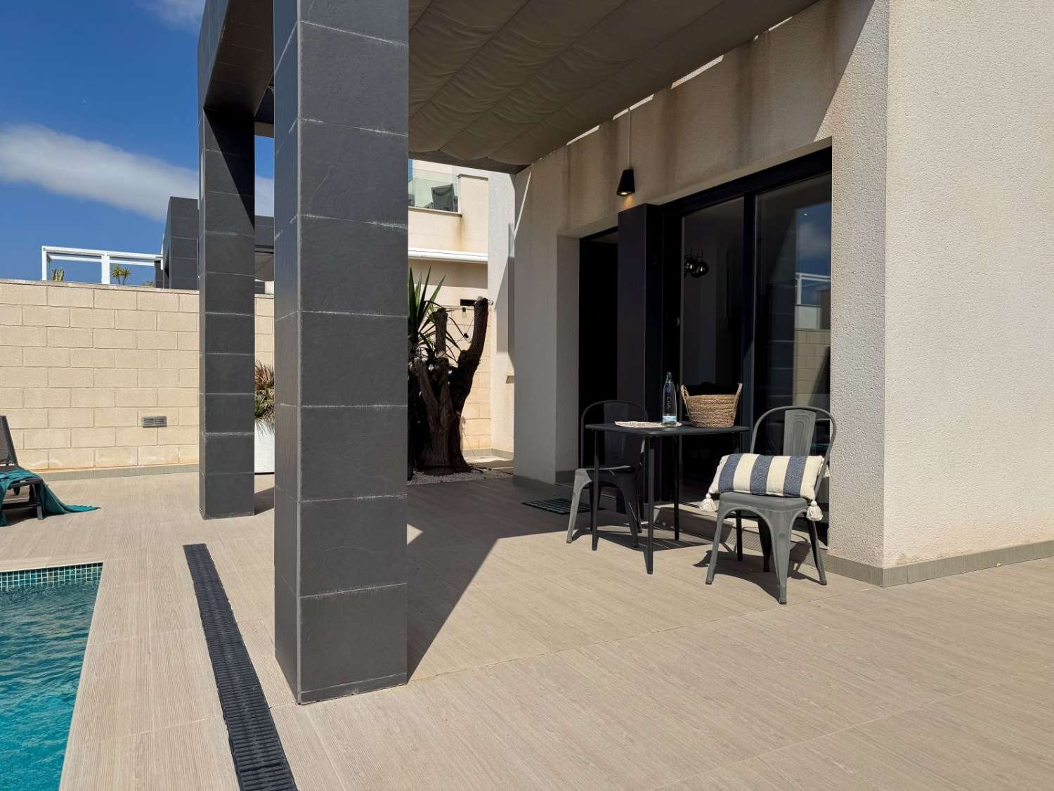 VILLA MODERNA CON PISCINA REFORMADA, 3 DORMITORIOS Y 3 BAÑOS EN ROJALES