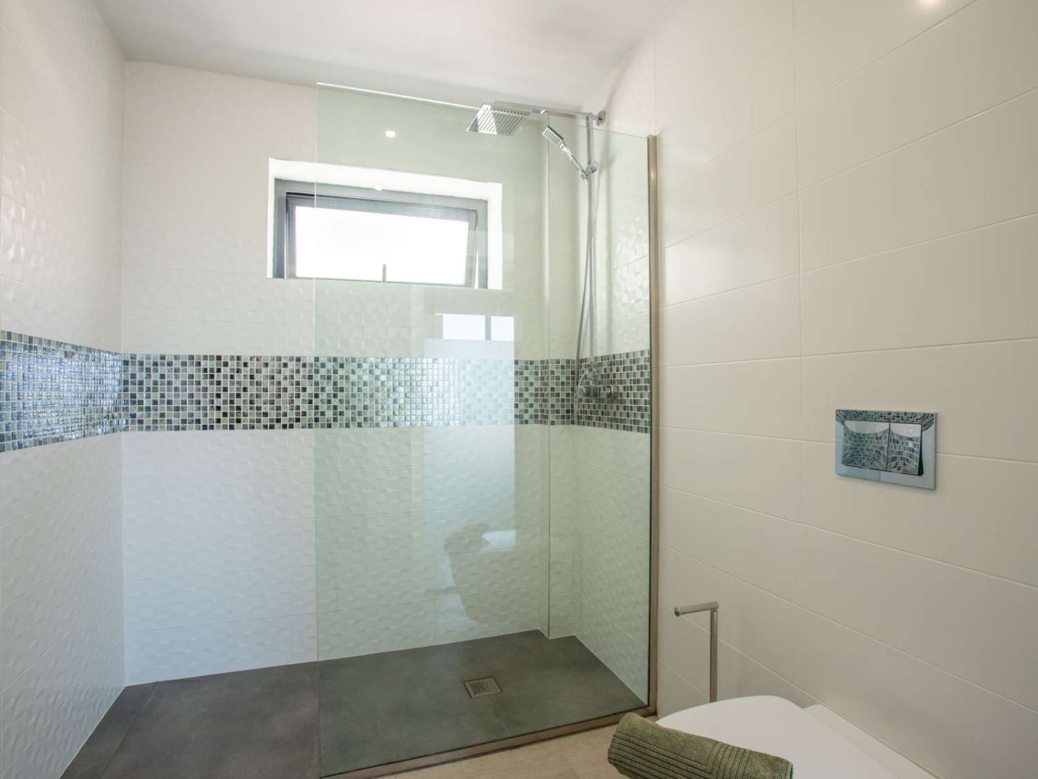 VILLA MODERNA CON PISCINA REFORMADA, 3 DORMITORIOS Y 3 BAÑOS EN ROJALES