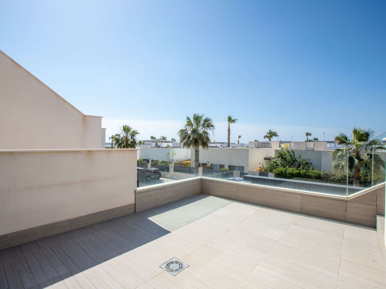VILLA MODERNA CON PISCINA REFORMADA, 3 DORMITORIOS Y 3 BAÑOS EN ROJALES