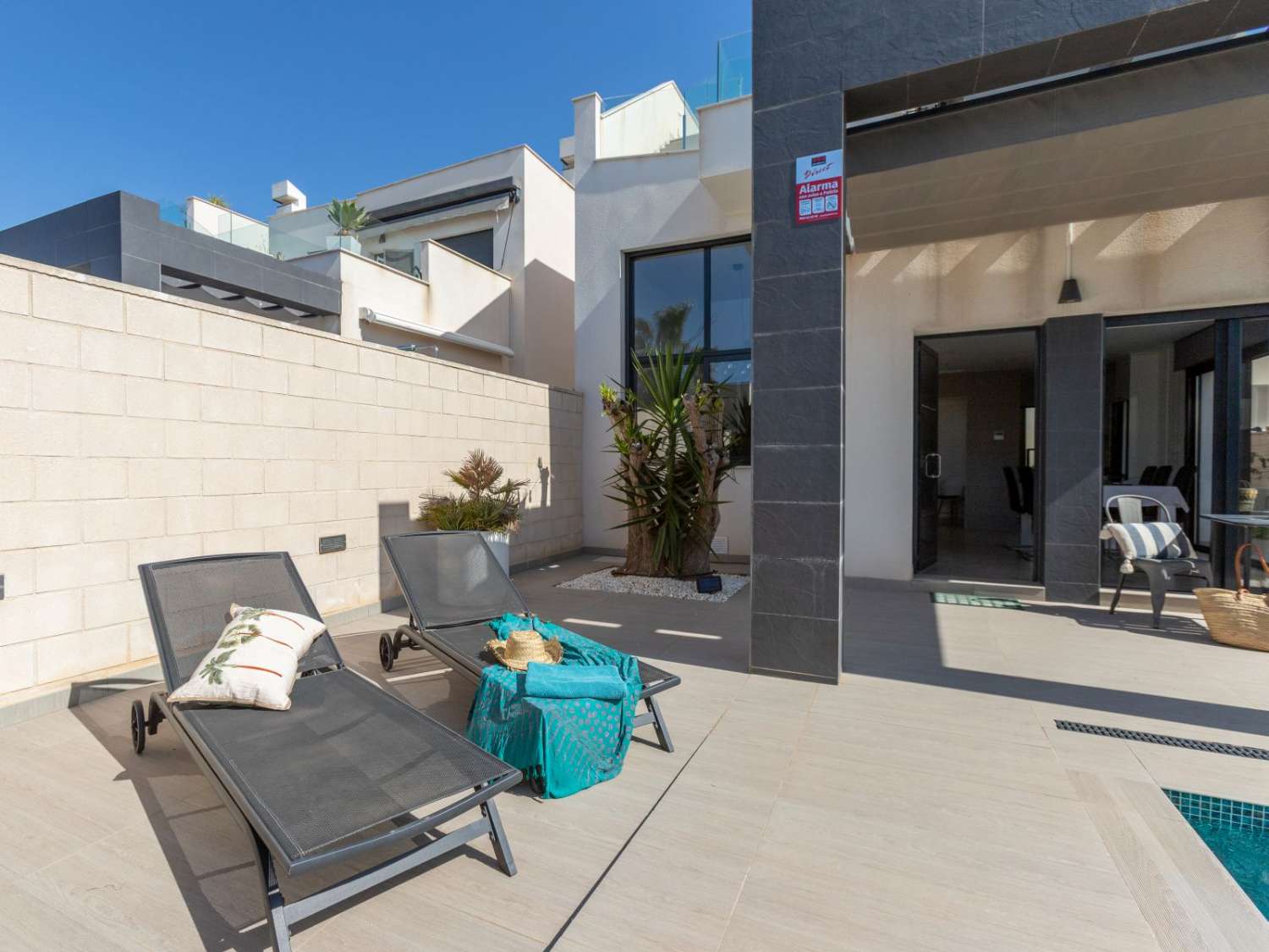 VILLA MODERNA CON PISCINA REFORMADA, 3 DORMITORIOS Y 3 BAÑOS EN ROJALES