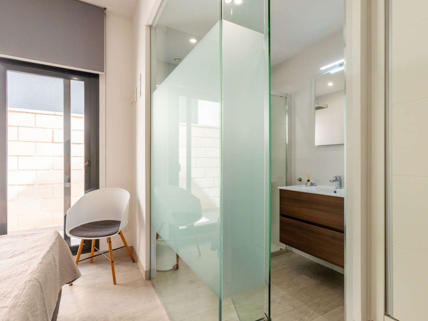 VILLA MODERNA CON PISCINA REFORMADA, 3 DORMITORIOS Y 3 BAÑOS EN ROJALES