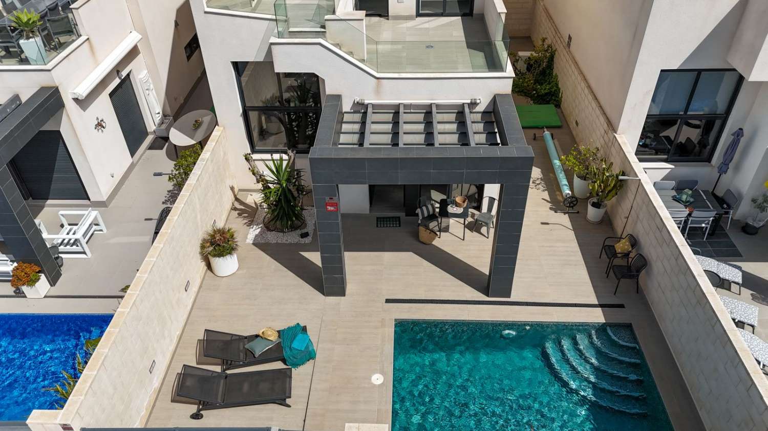 VILLA MODERNA CON PISCINA REFORMADA, 3 DORMITORIOS Y 3 BAÑOS EN ROJALES