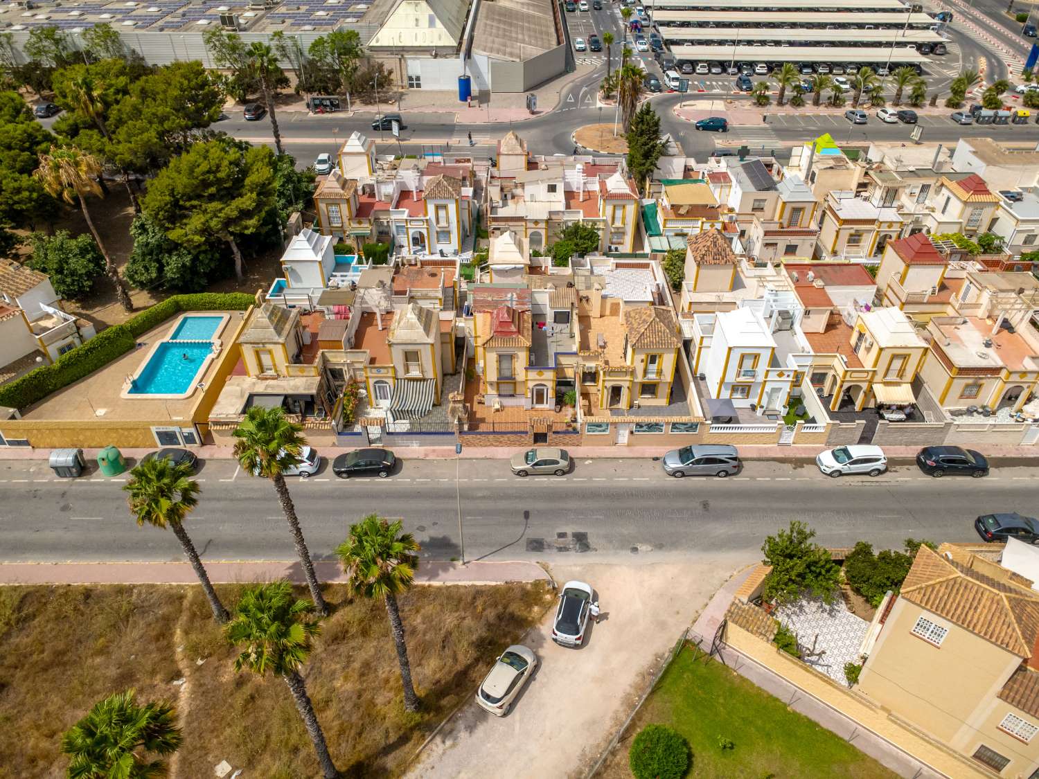 ГОТОВЫЙ К ПЕРЕЕЗДУ ТАУНХАУС С СОЛЯРИЕМ И ДВУМЯ БАССЕЙНАМИ В JARDÍN DEL MAR II, ТОРРЕВЬЕХА