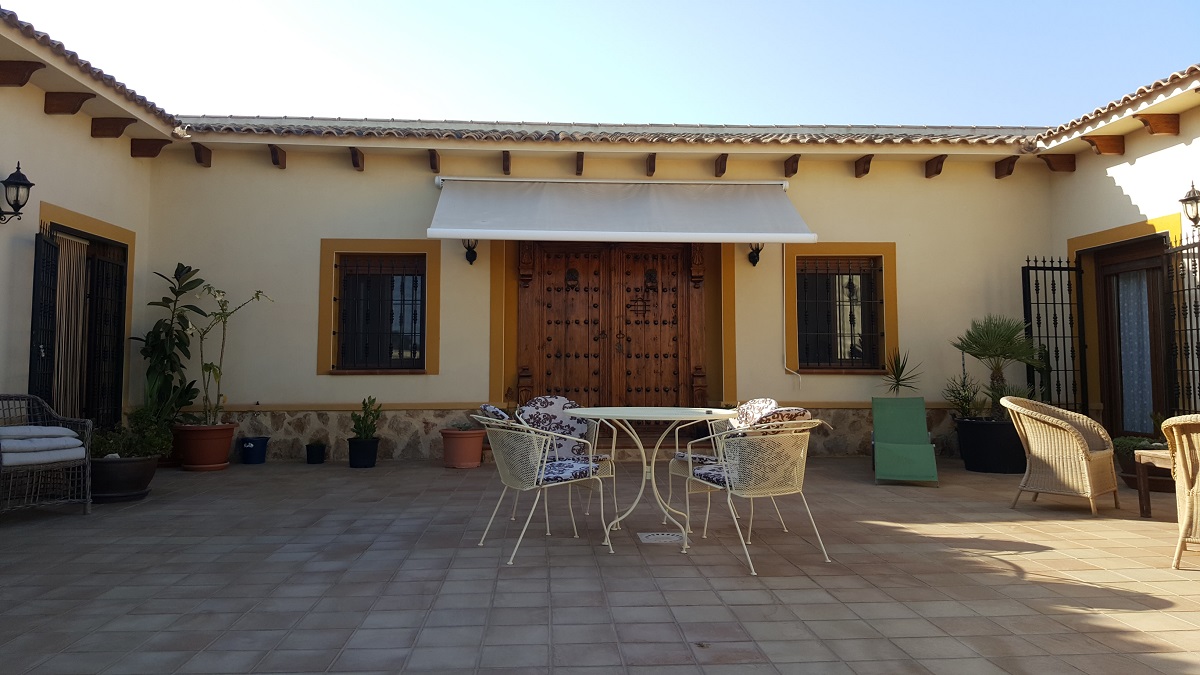 FINCA RÚSTICA ÚNICA DE 14.600 M² CON DOS VIVIENDAS, PISCINA Y COMPLEJO ECUESTRE EN LA MURADA