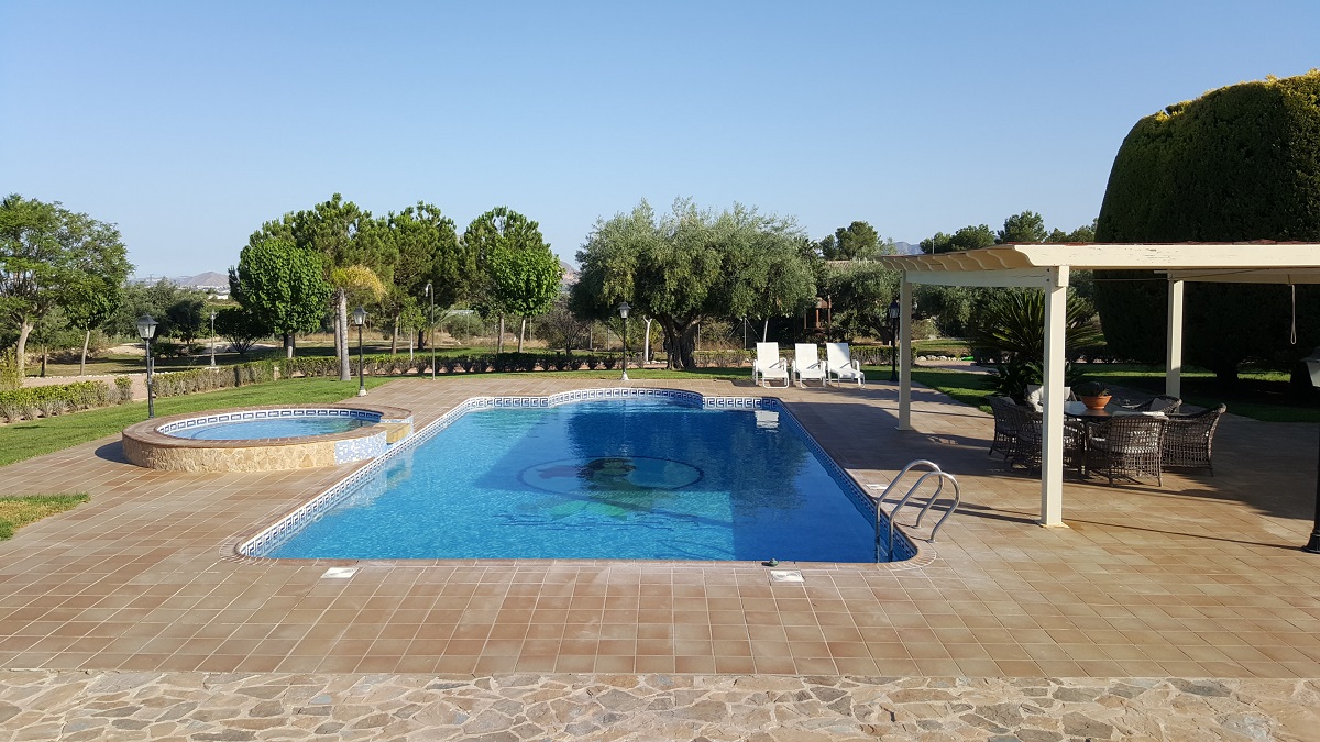 FINCA RÚSTICA ÚNICA DE 14.600 M² CON DOS VIVIENDAS, PISCINA Y COMPLEJO ECUESTRE EN LA MURADA