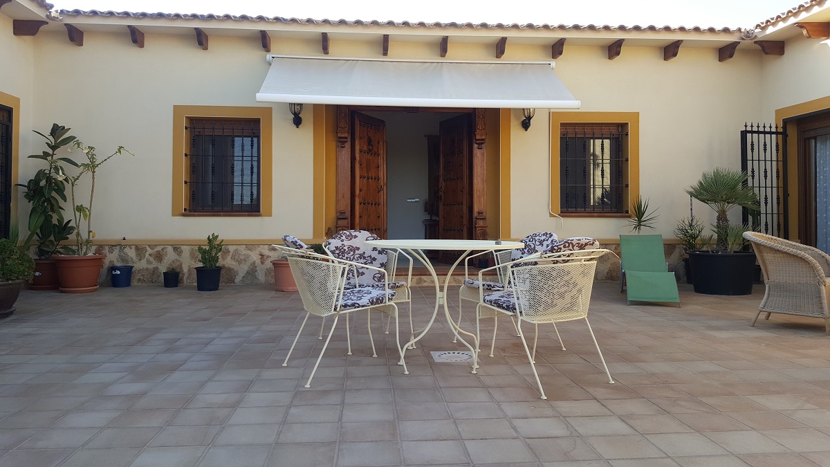 FINCA RÚSTICA ÚNICA DE 14.600 M² CON DOS VIVIENDAS, PISCINA Y COMPLEJO ECUESTRE EN LA MURADA