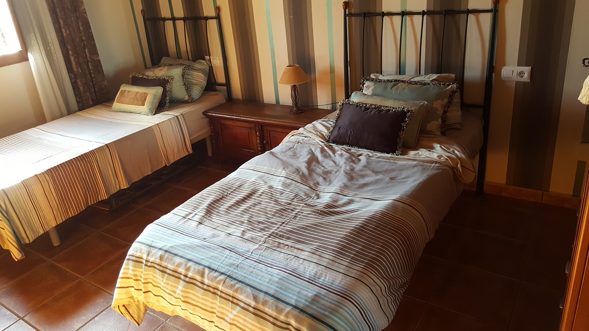 FINCA RÚSTICA ÚNICA DE 14.600 M² CON DOS VIVIENDAS, PISCINA Y COMPLEJO ECUESTRE EN LA MURADA