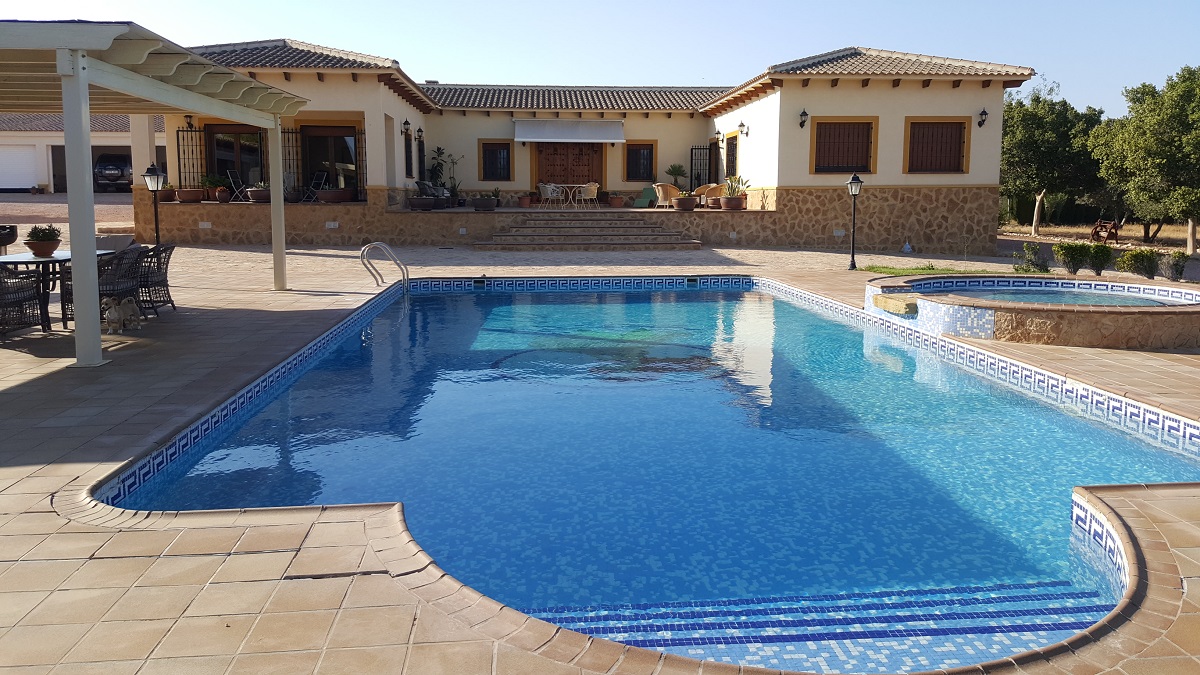 FINCA RÚSTICA ÚNICA DE 14.600 M² CON DOS VIVIENDAS, PISCINA Y COMPLEJO ECUESTRE EN LA MURADA