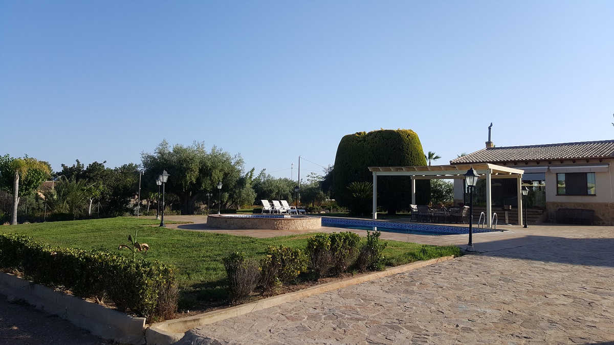FINCA RÚSTICA ÚNICA DE 14.600 M² CON DOS VIVIENDAS, PISCINA Y COMPLEJO ECUESTRE EN LA MURADA