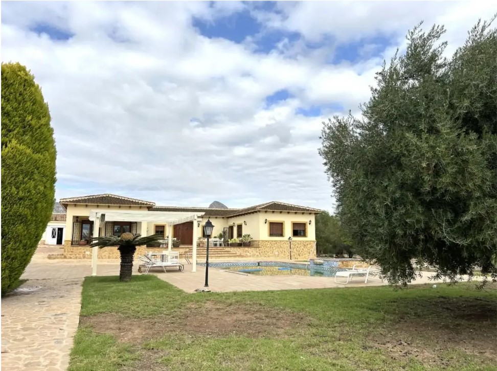 FINCA RÚSTICA ÚNICA DE 14.600 M² CON DOS VIVIENDAS, PISCINA Y COMPLEJO ECUESTRE EN LA MURADA