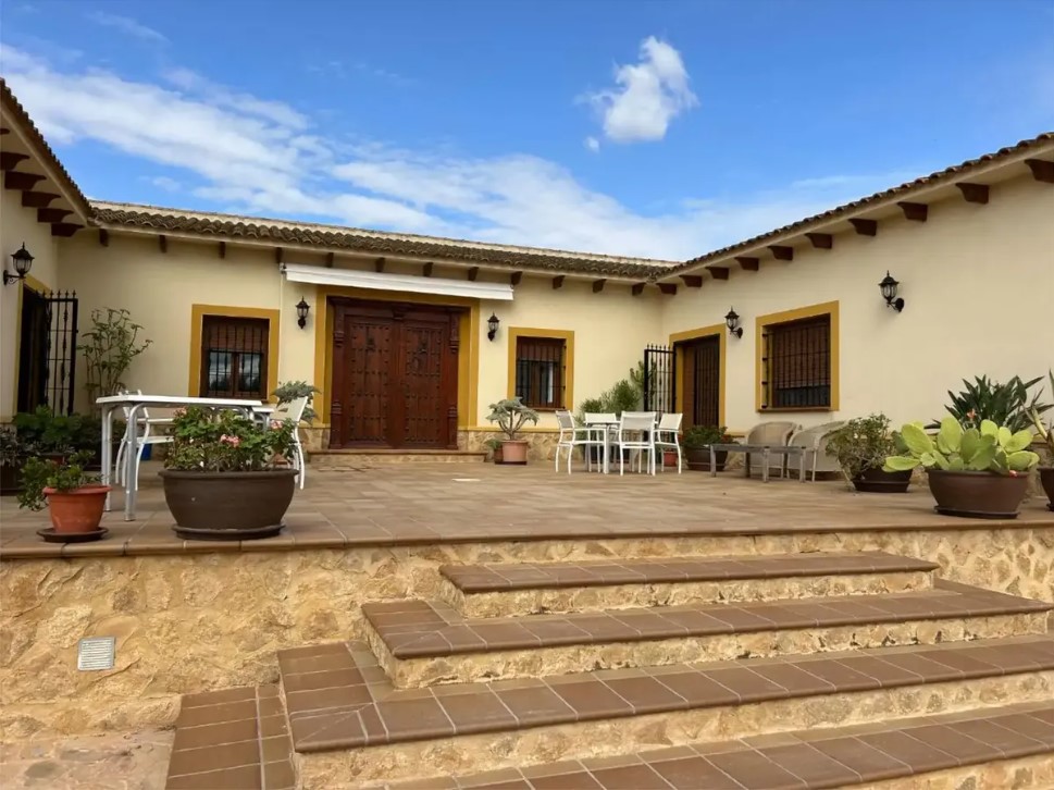 FINCA RÚSTICA ÚNICA DE 14.600 M² CON DOS VIVIENDAS, PISCINA Y COMPLEJO ECUESTRE EN LA MURADA