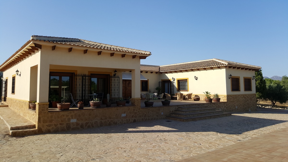 FINCA RÚSTICA ÚNICA DE 14.600 M² CON DOS VIVIENDAS, PISCINA Y COMPLEJO ECUESTRE EN LA MURADA