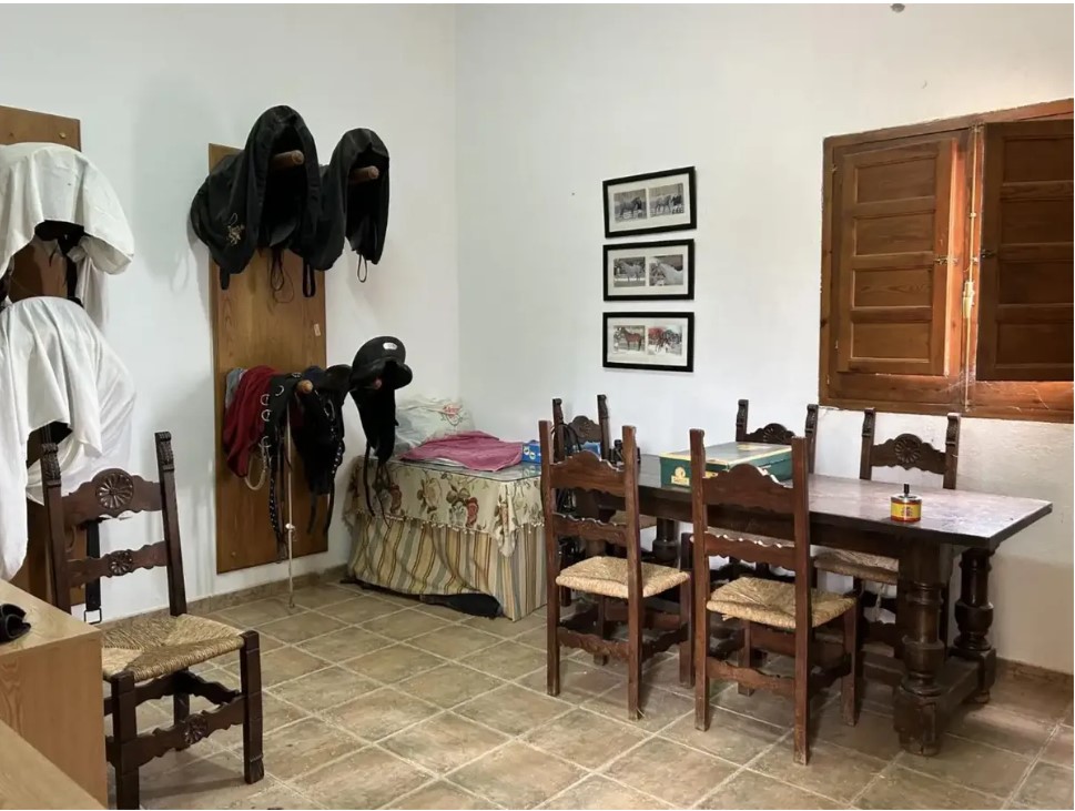 FINCA RÚSTICA ÚNICA DE 14.600 M² CON DOS VIVIENDAS, PISCINA Y COMPLEJO ECUESTRE EN LA MURADA