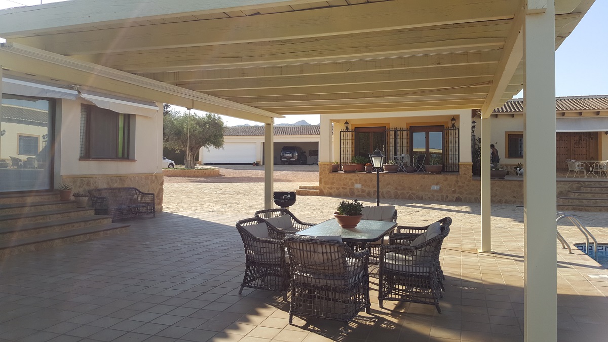 FINCA RÚSTICA ÚNICA DE 14.600 M² CON DOS VIVIENDAS, PISCINA Y COMPLEJO ECUESTRE EN LA MURADA