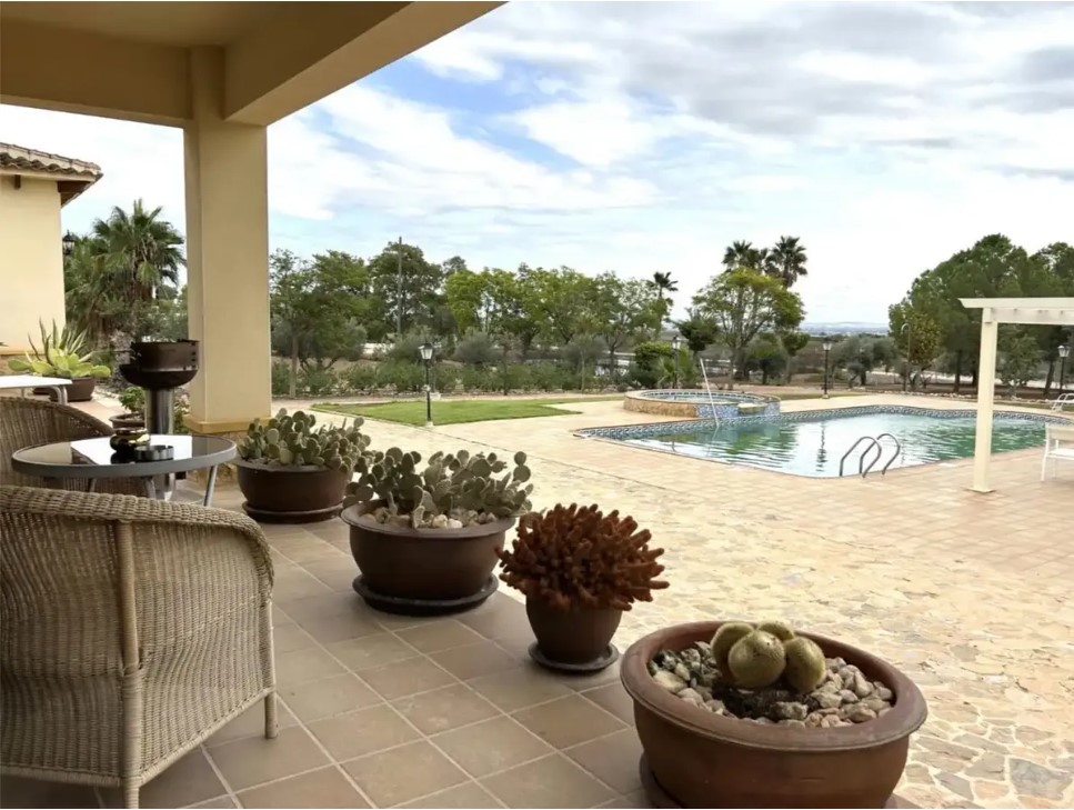 FINCA RÚSTICA ÚNICA DE 14.600 M² CON DOS VIVIENDAS, PISCINA Y COMPLEJO ECUESTRE EN LA MURADA
