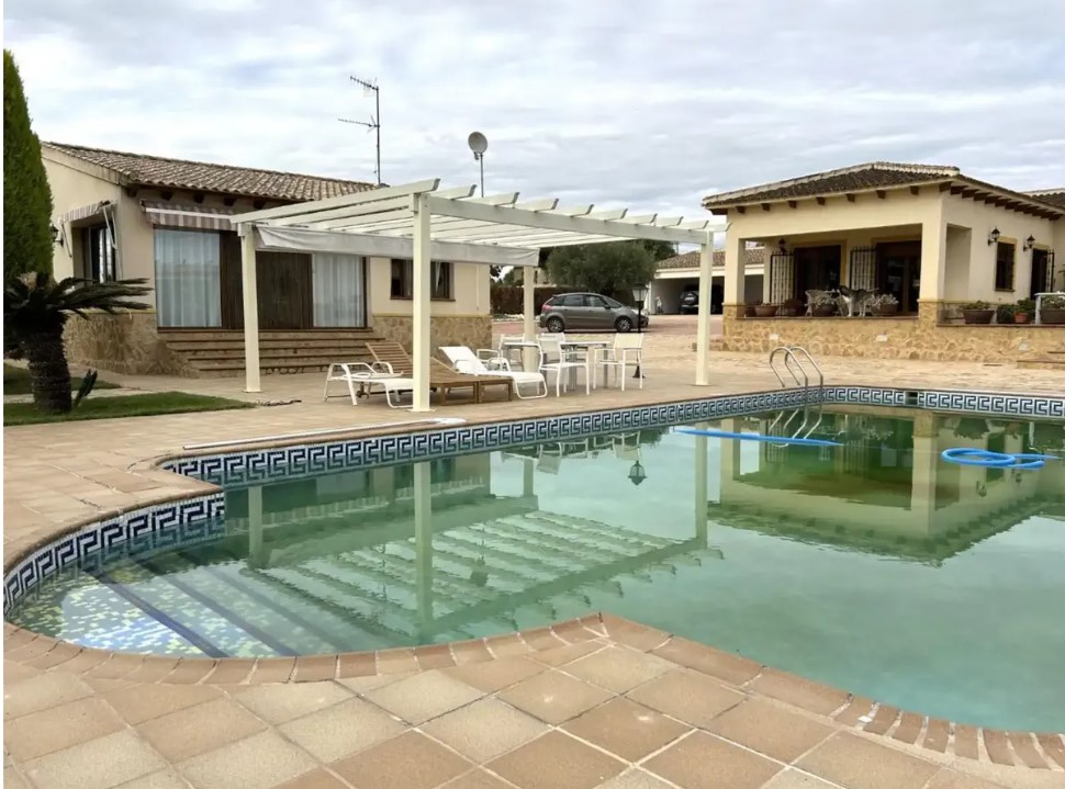 FINCA RÚSTICA ÚNICA DE 14.600 M² CON DOS VIVIENDAS, PISCINA Y COMPLEJO ECUESTRE EN LA MURADA