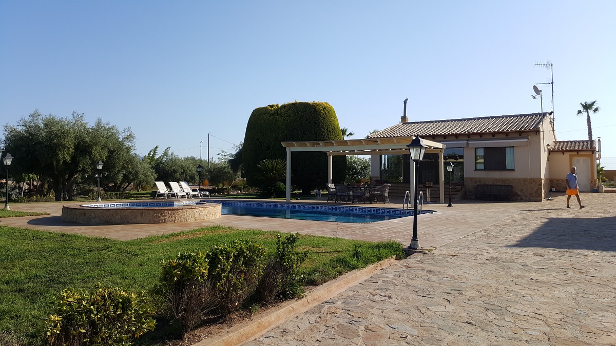 FINCA RÚSTICA ÚNICA DE 14.600 M² CON DOS VIVIENDAS, PISCINA Y COMPLEJO ECUESTRE EN LA MURADA