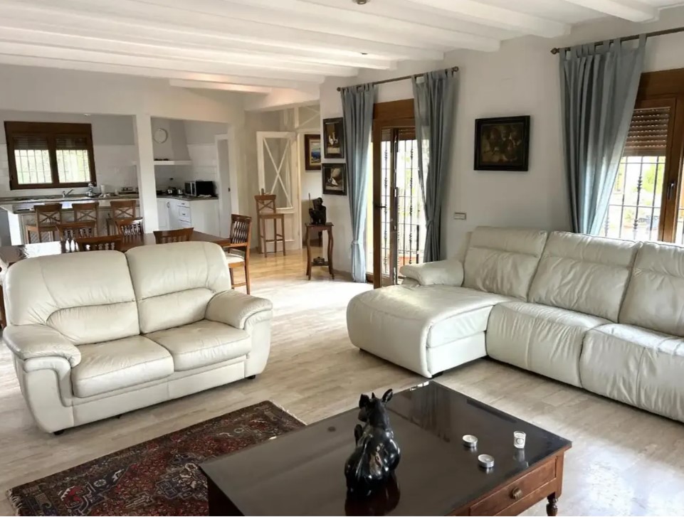FINCA RÚSTICA ÚNICA DE 14.600 M² CON DOS VIVIENDAS, PISCINA Y COMPLEJO ECUESTRE EN LA MURADA