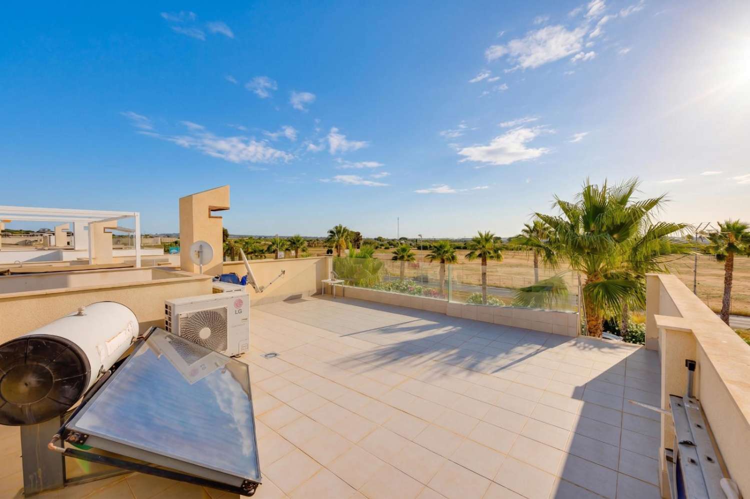 VRIJSTAANDE VILLA MET PRIVÉZWEMBAD EN OPEN UITZICHT IN CIUDAD QUESA