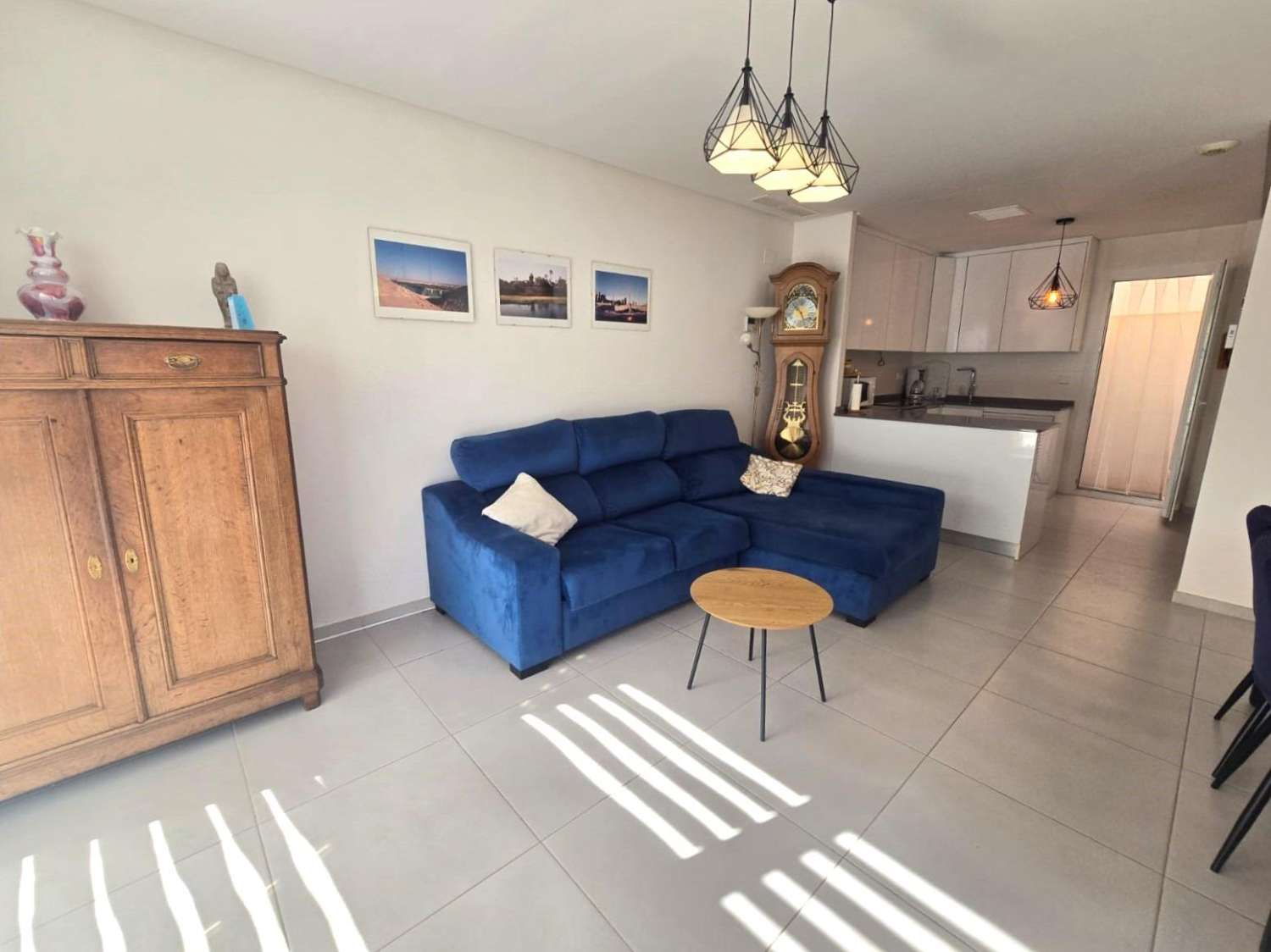 RUIM MODERN HERENHUIS MET TUIN, GROOT TERRAS EN ZWEMBAD IN PARTICULIERE WOONRUIMTE