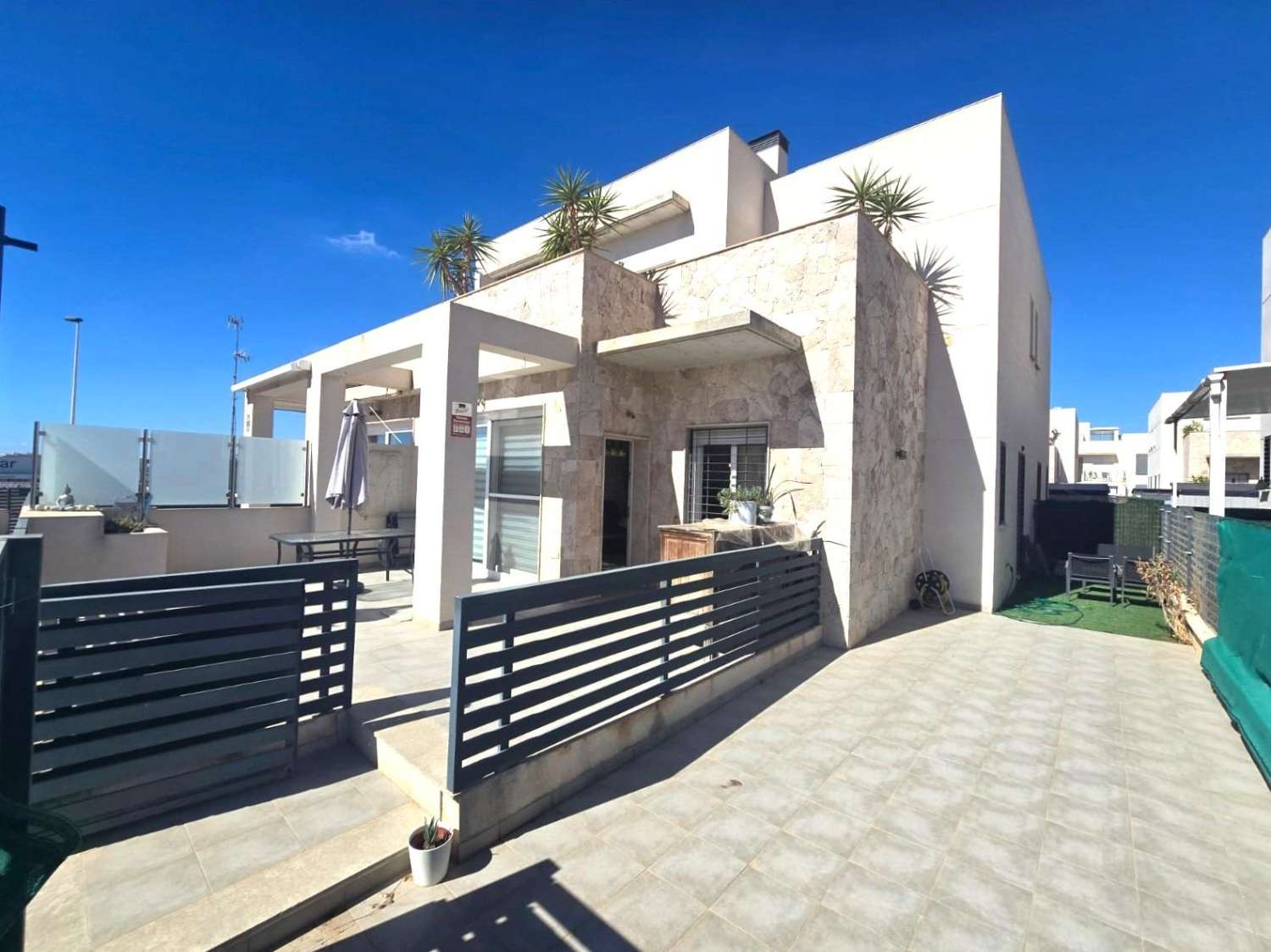 RUIM MODERN HERENHUIS MET TUIN, GROOT TERRAS EN ZWEMBAD IN PARTICULIERE WOONRUIMTE