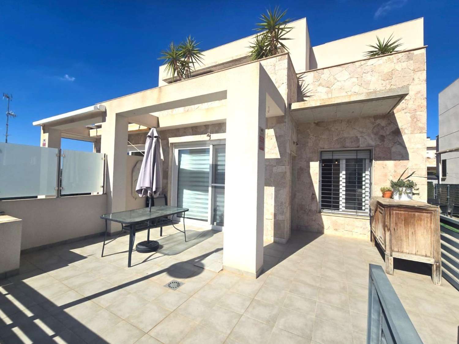 RUIM MODERN HERENHUIS MET TUIN, GROOT TERRAS EN ZWEMBAD IN PARTICULIERE WOONRUIMTE