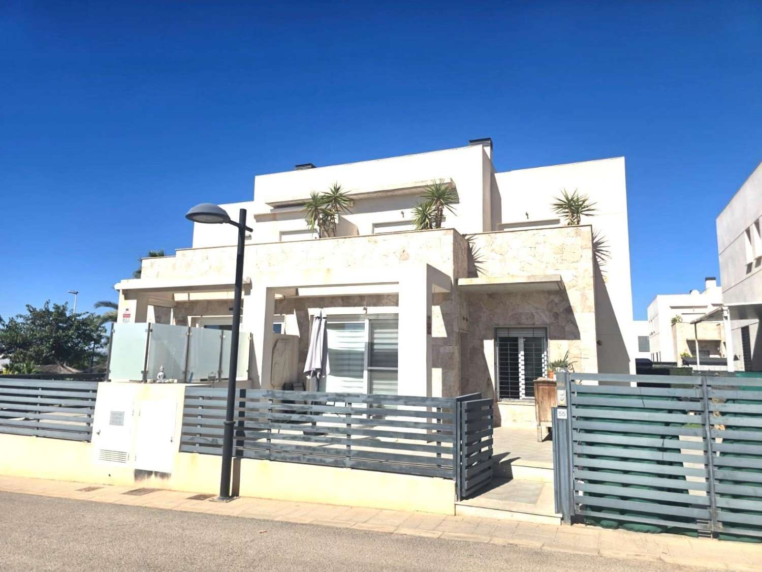 RUIM MODERN HERENHUIS MET TUIN, GROOT TERRAS EN ZWEMBAD IN PARTICULIERE WOONRUIMTE