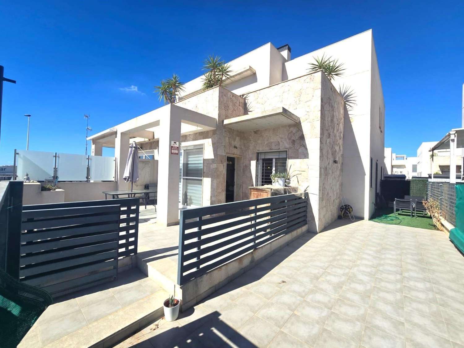 RUIM MODERN HERENHUIS MET TUIN, GROOT TERRAS EN ZWEMBAD IN PARTICULIERE WOONRUIMTE