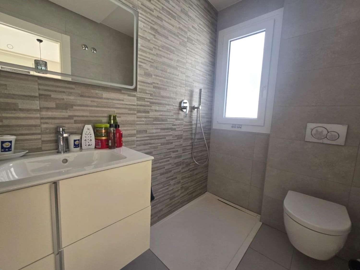 RUIM MODERN HERENHUIS MET TUIN, GROOT TERRAS EN ZWEMBAD IN PARTICULIERE WOONRUIMTE
