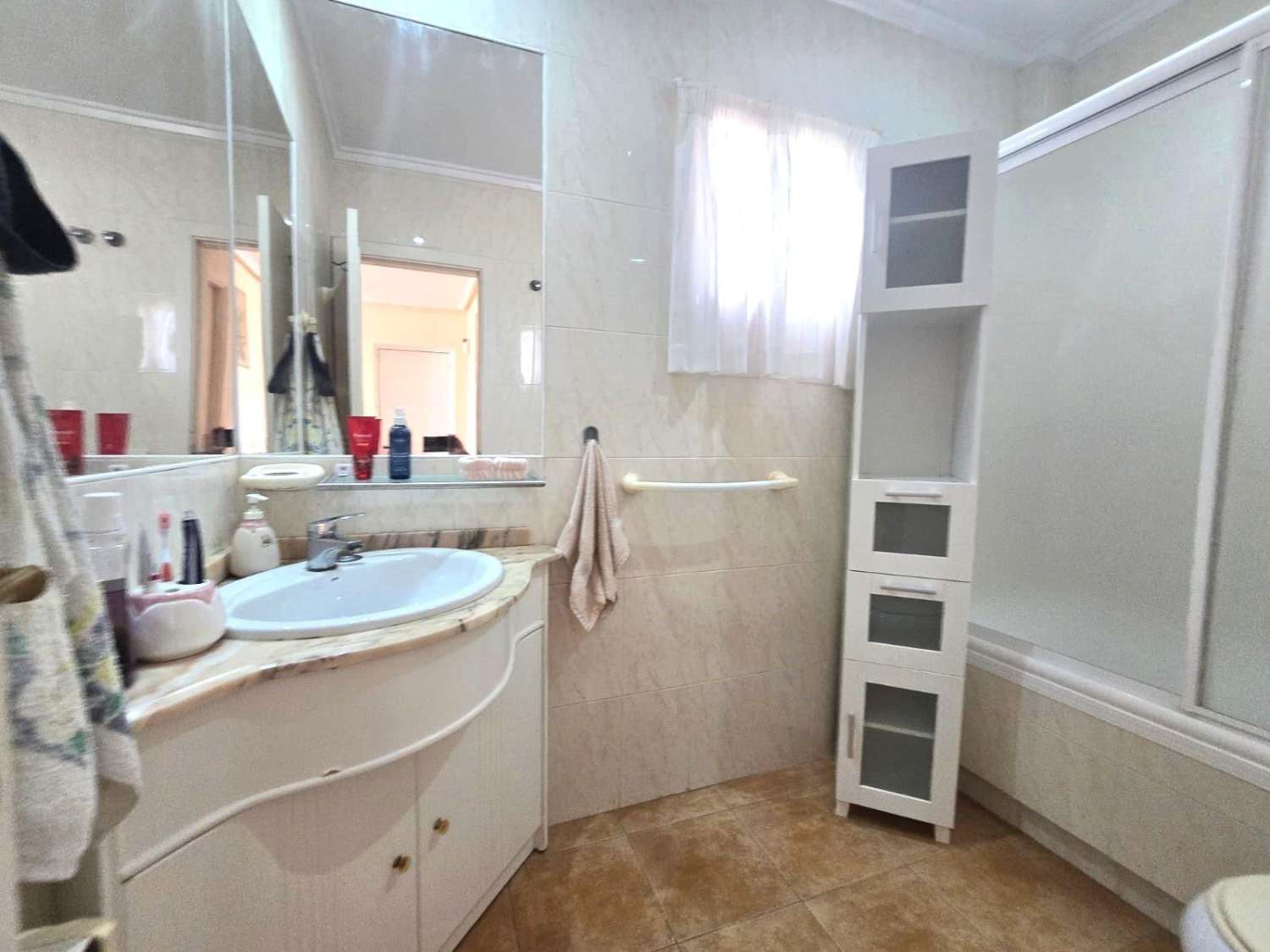 3-RUMSVILLA MED 140 M² RADHUS, GARAGE OCH GEMENSAM POOL I LOS ALTOS