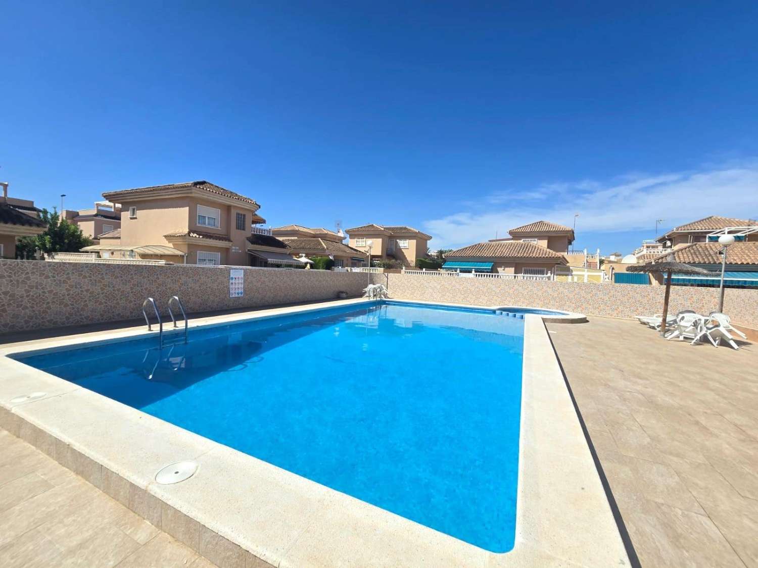 3-RUMSVILLA MED 140 M² RADHUS, GARAGE OCH GEMENSAM POOL I LOS ALTOS