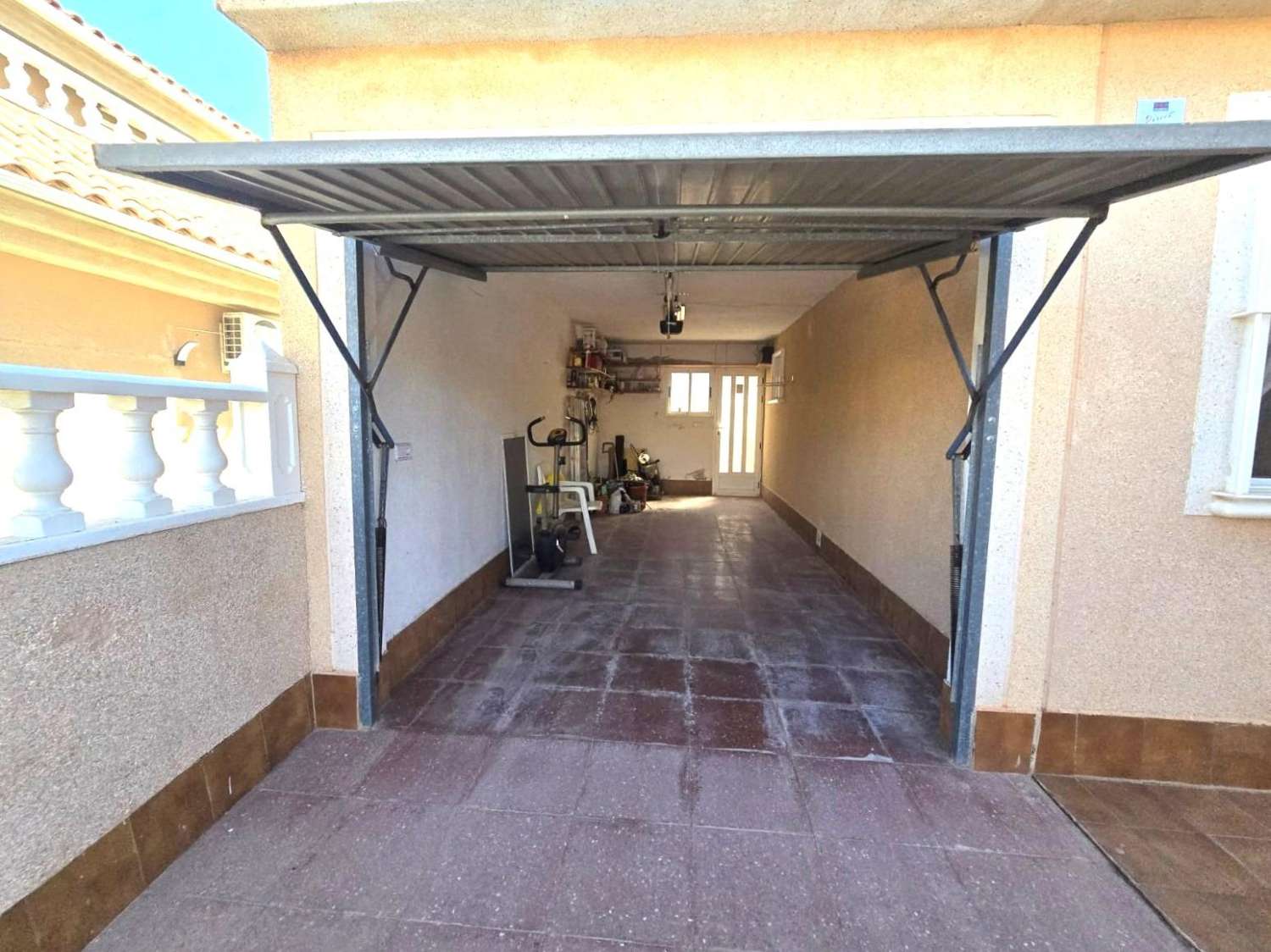 3-RUMSVILLA MED 140 M² RADHUS, GARAGE OCH GEMENSAM POOL I LOS ALTOS