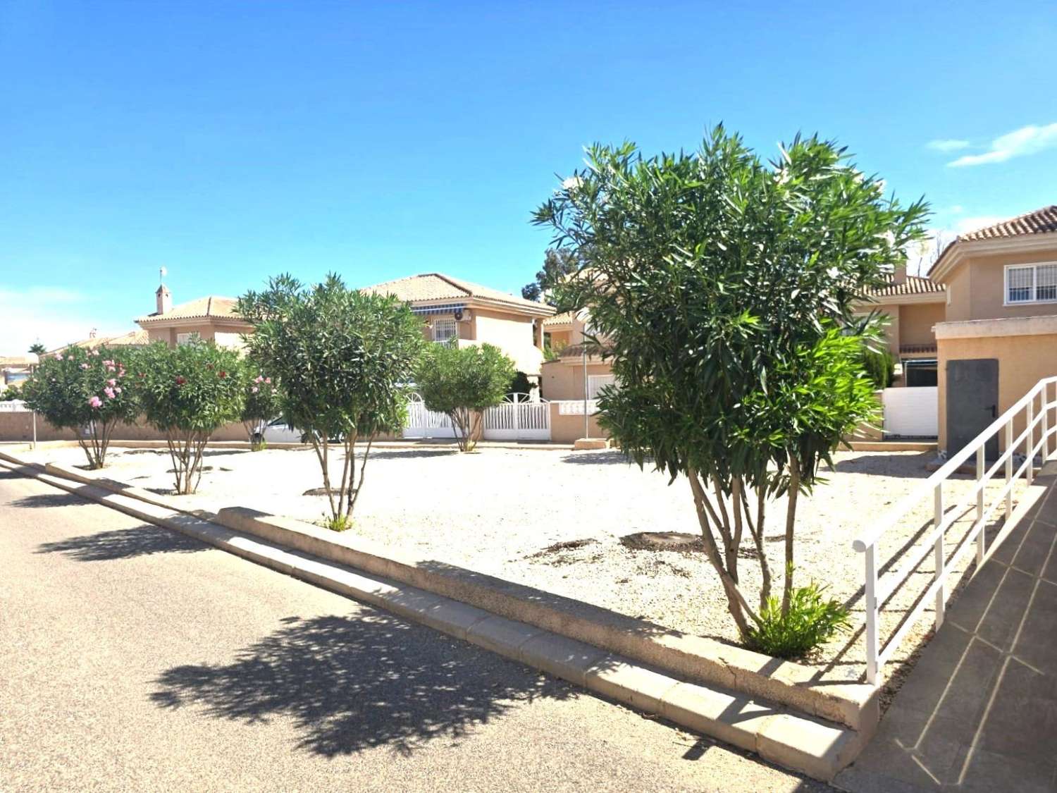 3-RUMSVILLA MED 140 M² RADHUS, GARAGE OCH GEMENSAM POOL I LOS ALTOS