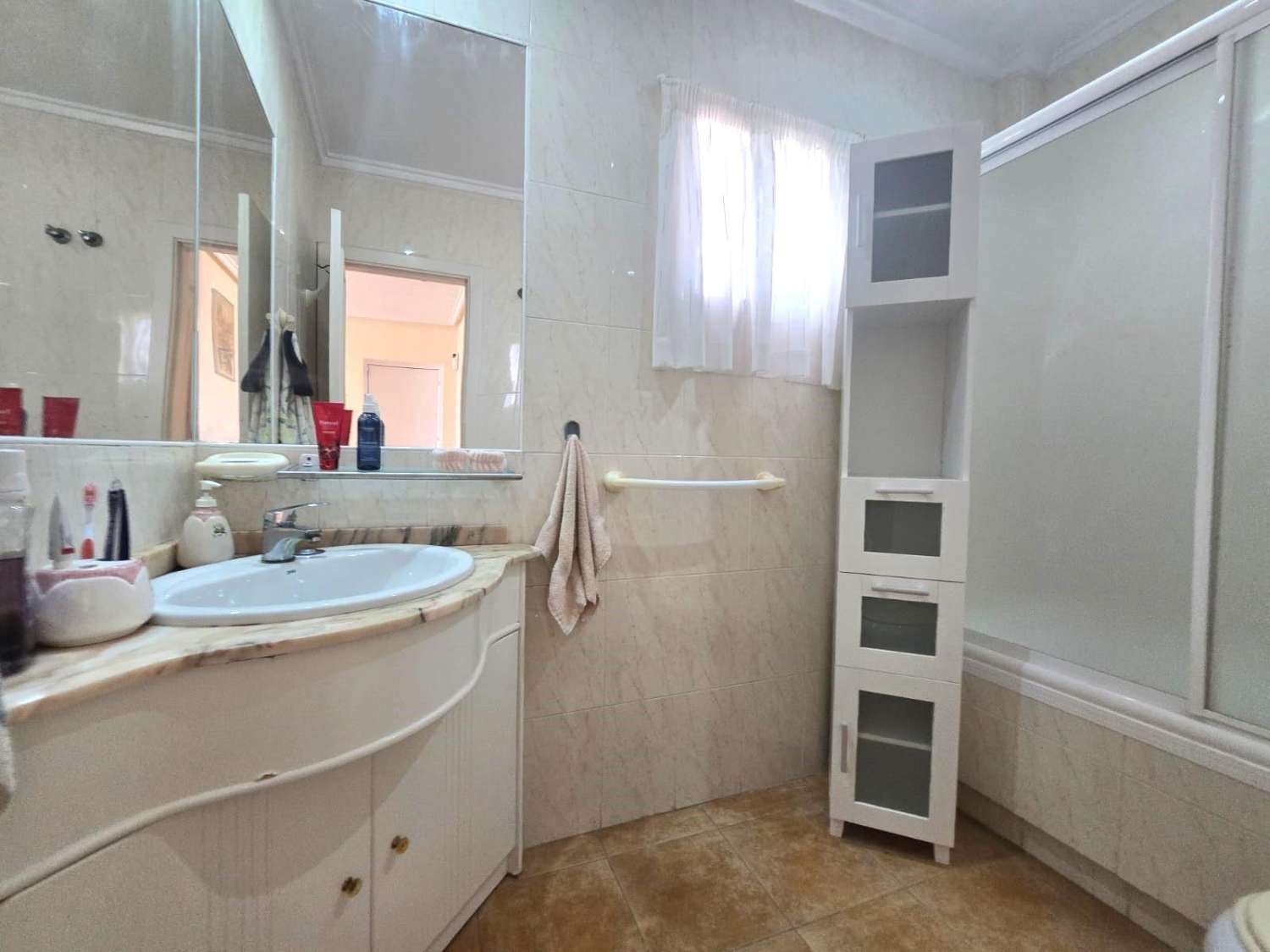 3-RUMSVILLA MED 140 M² RADHUS, GARAGE OCH GEMENSAM POOL I LOS ALTOS