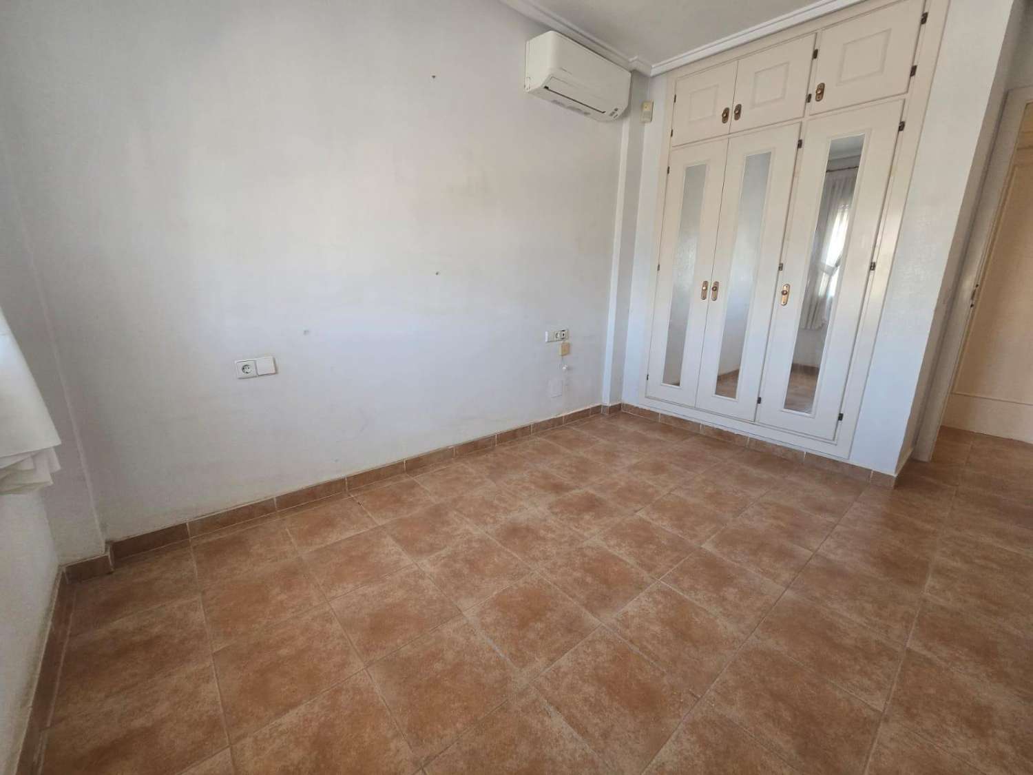 3-RUMSVILLA MED 140 M² RADHUS, GARAGE OCH GEMENSAM POOL I LOS ALTOS