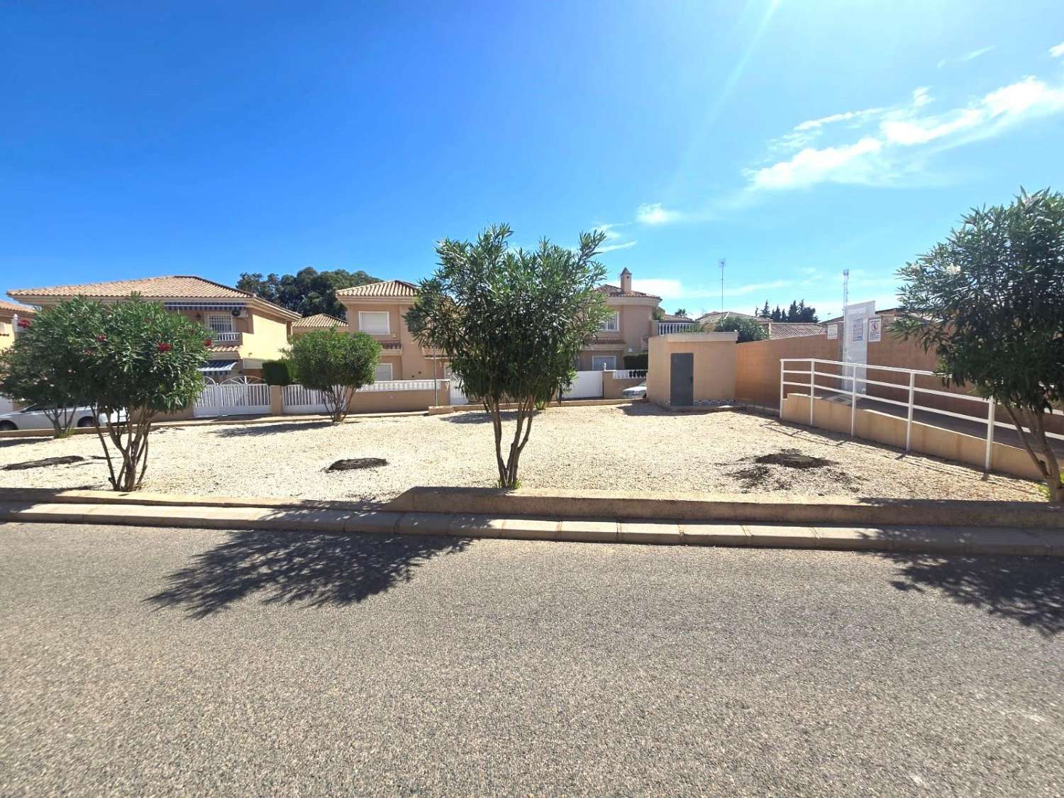 3-RUMSVILLA MED 140 M² RADHUS, GARAGE OCH GEMENSAM POOL I LOS ALTOS