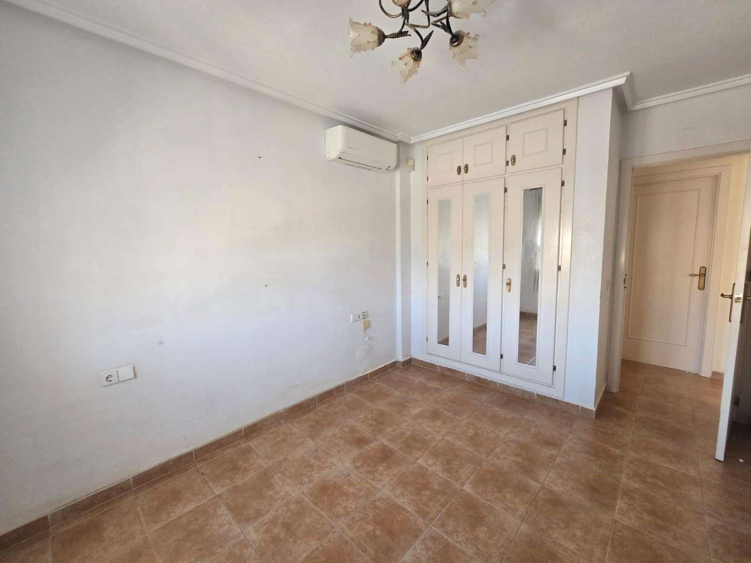 3-RUMSVILLA MED 140 M² RADHUS, GARAGE OCH GEMENSAM POOL I LOS ALTOS