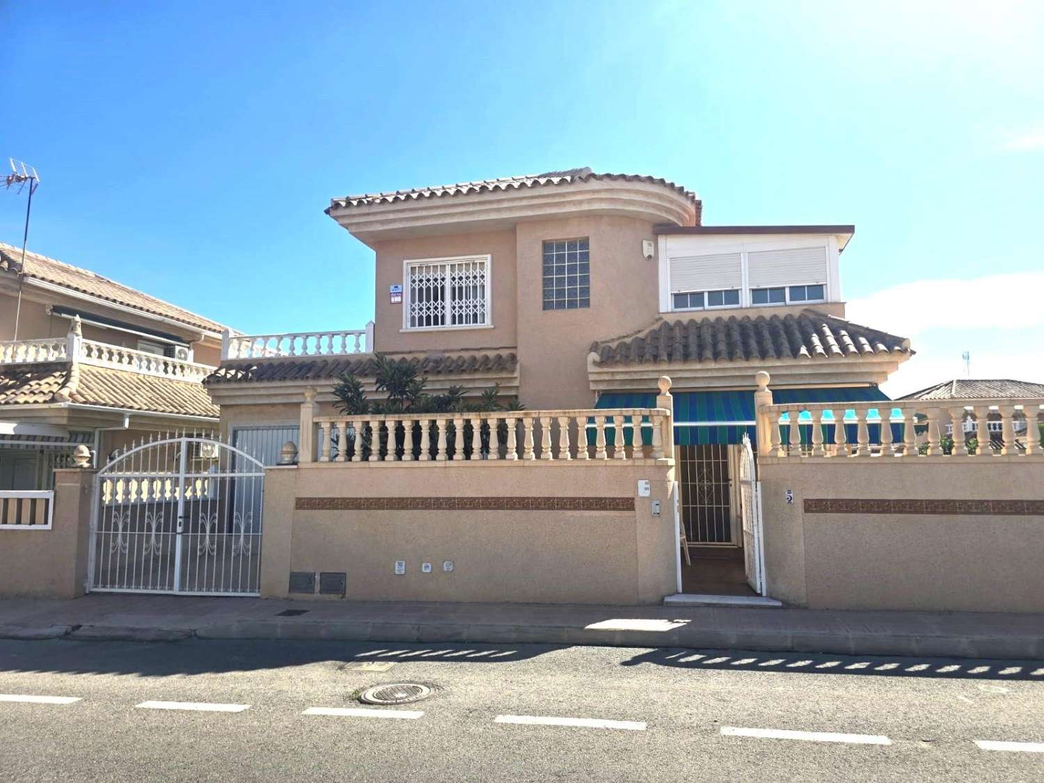 3-RUMSVILLA MED 140 M² RADHUS, GARAGE OCH GEMENSAM POOL I LOS ALTOS