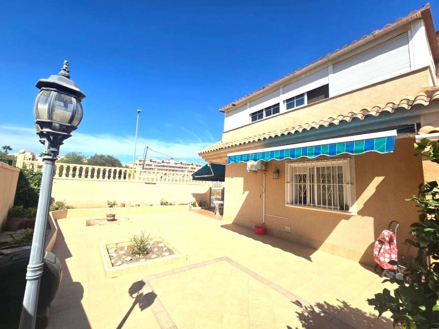 3-RUMSVILLA MED 140 M² RADHUS, GARAGE OCH GEMENSAM POOL I LOS ALTOS