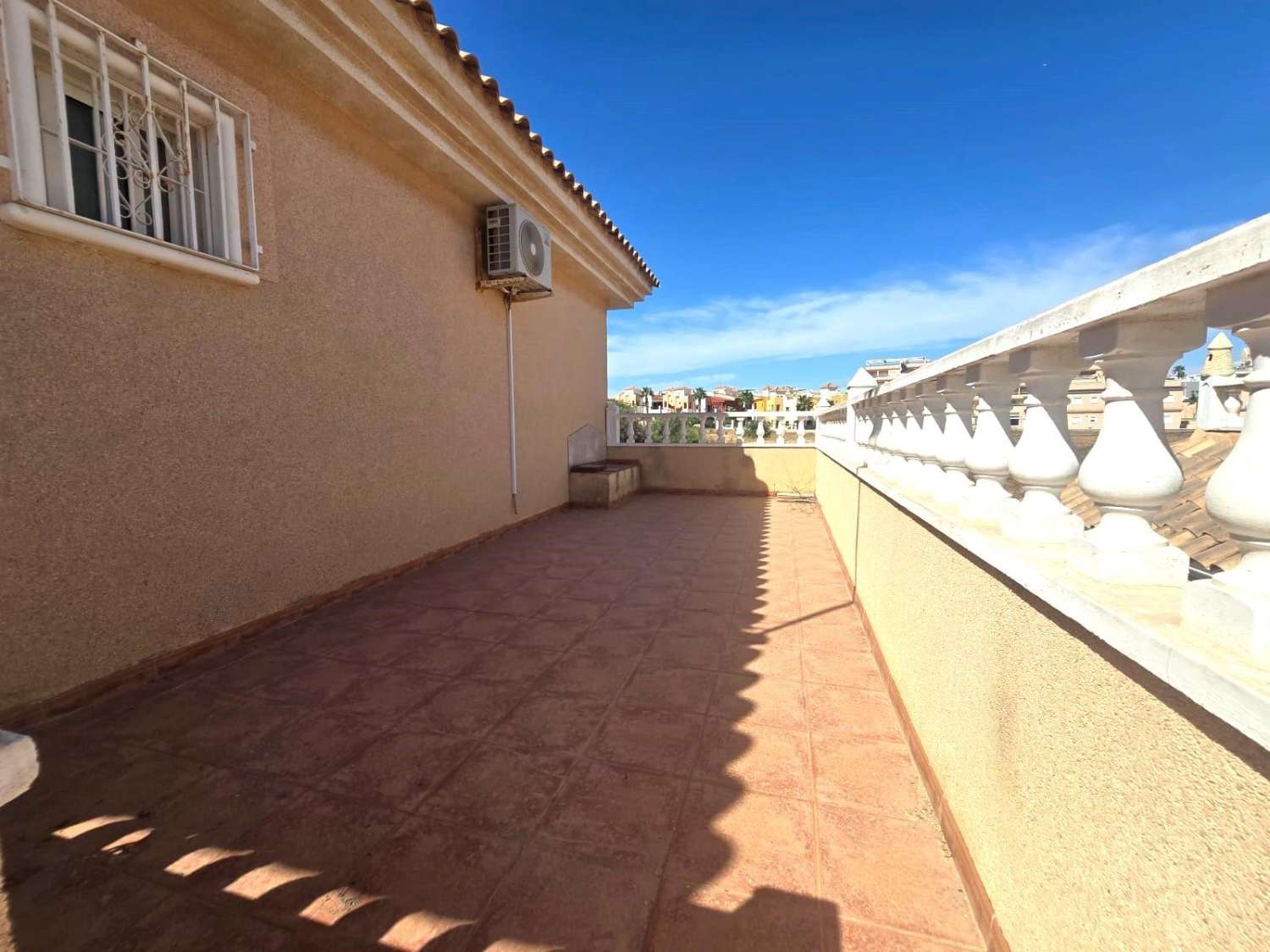 3-RUMSVILLA MED 140 M² RADHUS, GARAGE OCH GEMENSAM POOL I LOS ALTOS