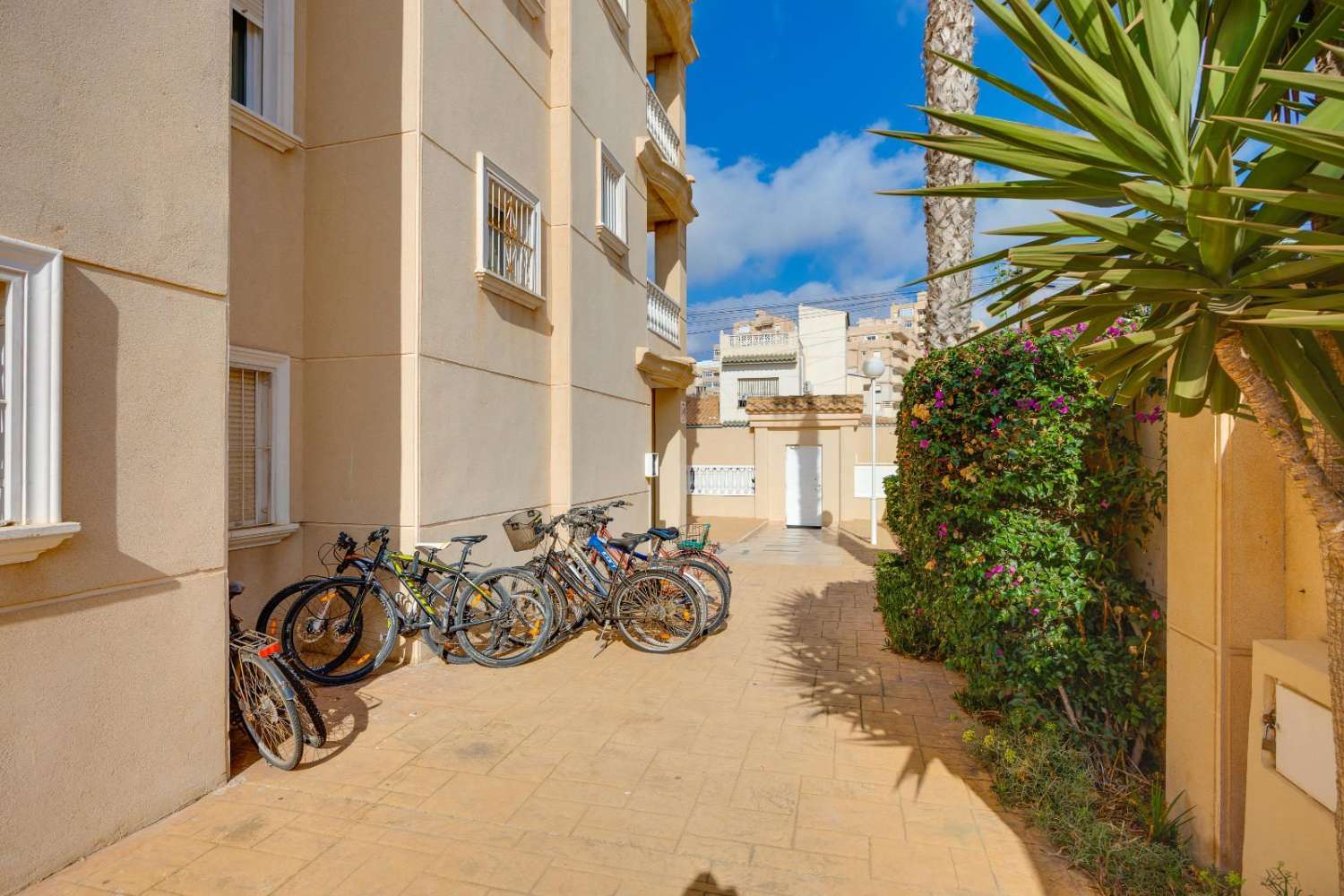 2-BEDROOM APARTMENT WITH SEA VIEWS IN NUEVA TORREVIEJA
