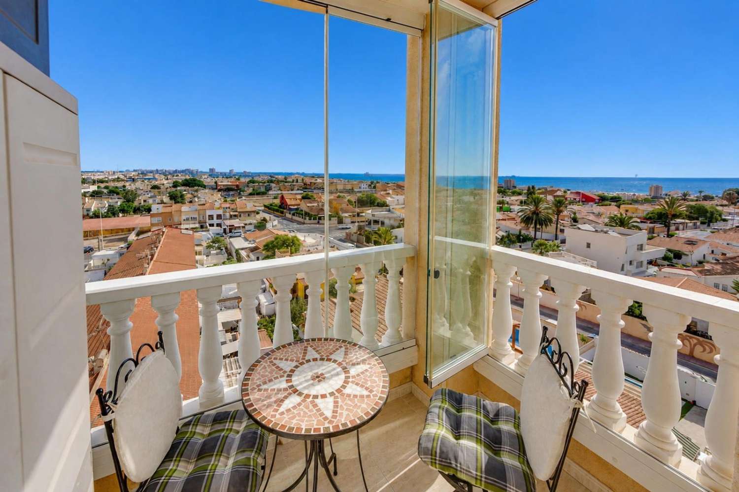 2-BEDROOM APARTMENT WITH SEA VIEWS IN NUEVA TORREVIEJA