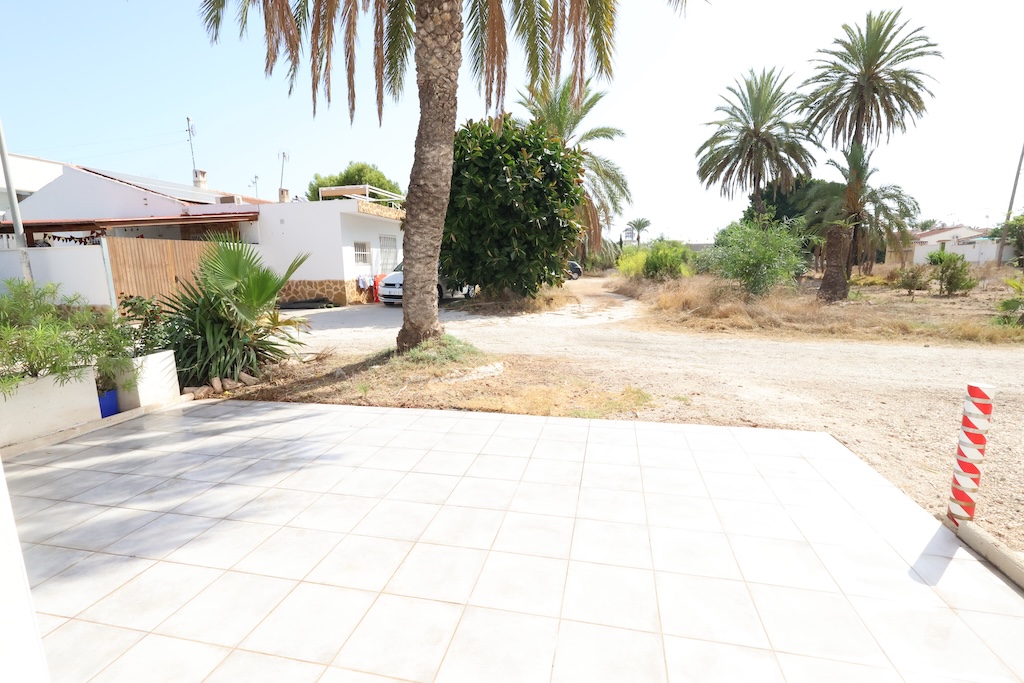 FULLY REFURBISHED BUNGALOW WITH 3 BEDROOMS, SOLARIUM AND SOLAR PANELS IN LA TORRETA II